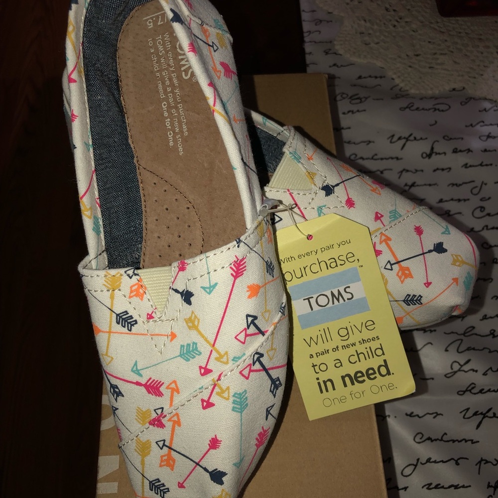 TOMS - Picture 3 of 5
